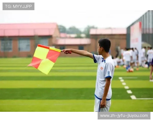 足球边裁旗在比赛中如何通过标准旗语确保越位判罚正确执行